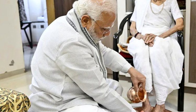 PM Modi mother (2)
