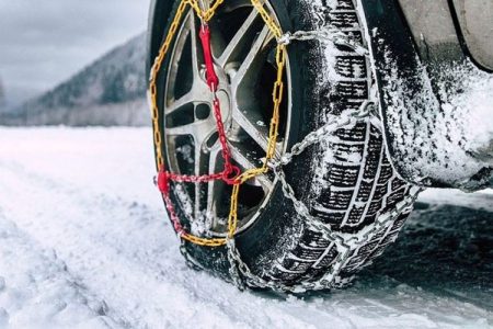 Ladakh admin makes anti-skid chains mandatory for vehicles plying on  snow-covered roads