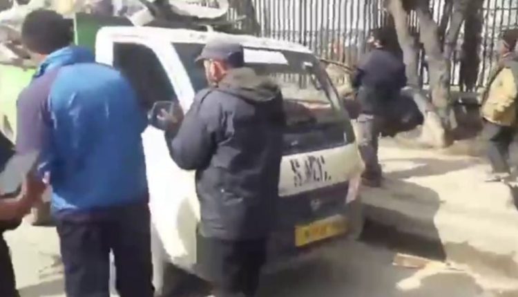 Scuffle between Traffic cop and SMC employees in Srinagar
