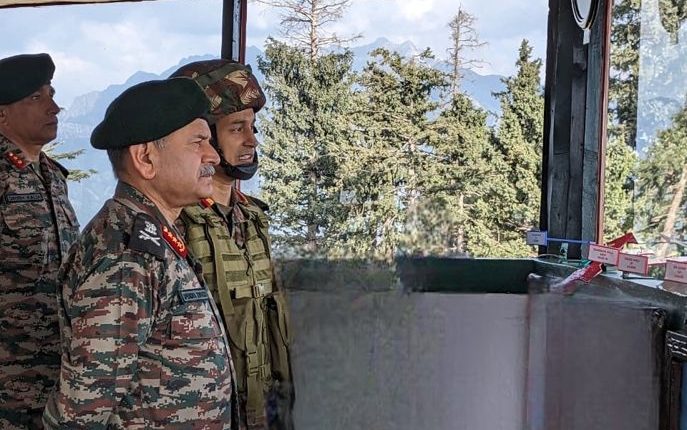 Northern-Army-commander-visits-forward-areas-in-Kupwara-2