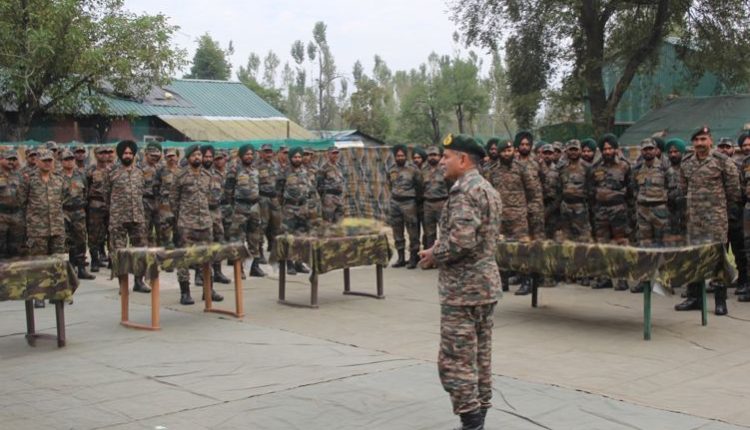 Northern-Army-commander-visits-forward-areas-in-Kupwara