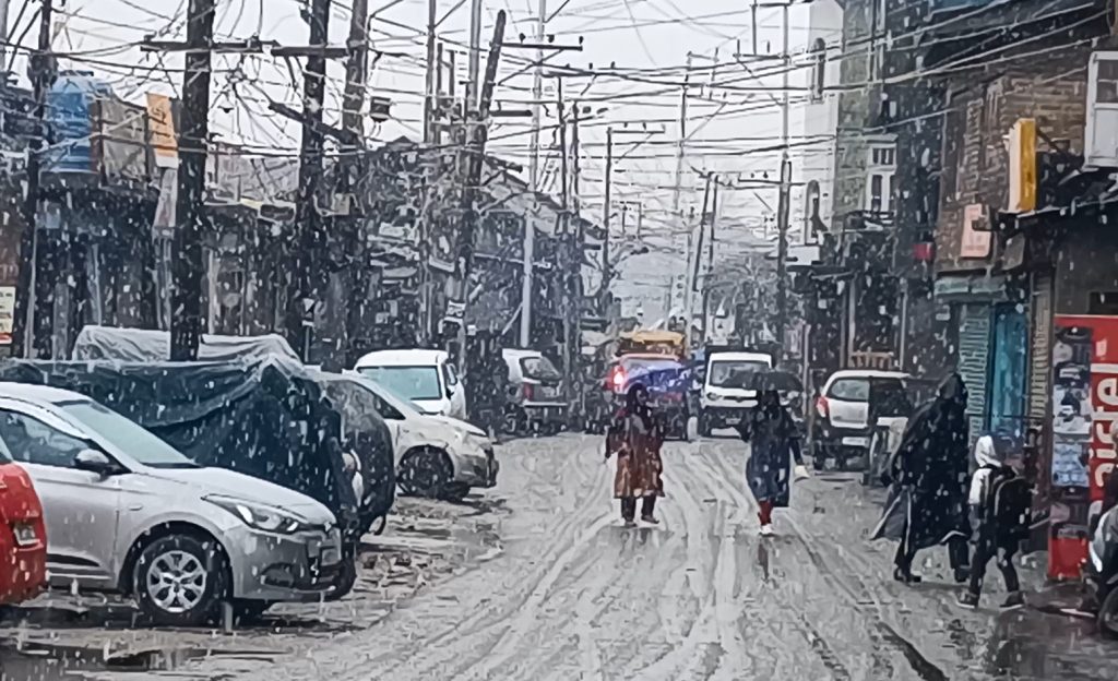 J&K | Srinagar Gets Second Snowfall Of Winter