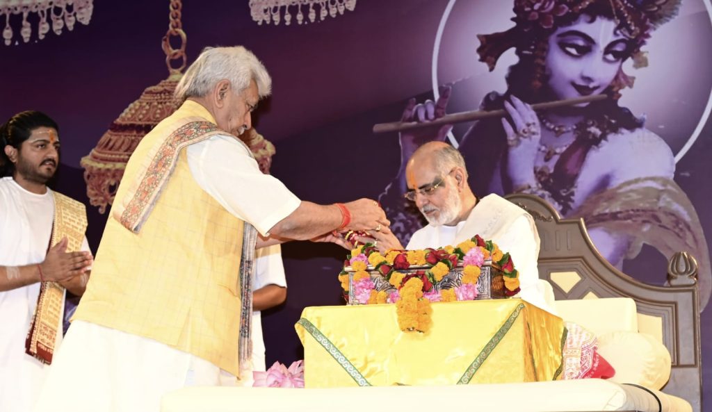 LG-attended-Shrimad-Bhagavat-Katha-by-Pujya-Bhaishri-Rameshbhai-Oza-Ji-at-Katra-2