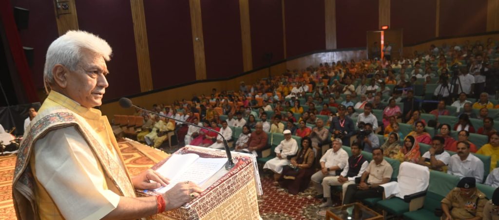 LG-attended-Shrimad-Bhagavat-Katha-by-Pujya-Bhaishri-Rameshbhai-Oza-Ji-at-Katra-4
