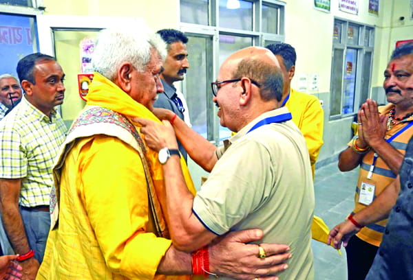 Lt-Governor-Sh-Manoj-Sinha-inspected-arrangements-for-Shri-Amarnath-Ji-Yatra-pilgrims-at-Bhagwati-Nagar-Yatri-Niwas-2