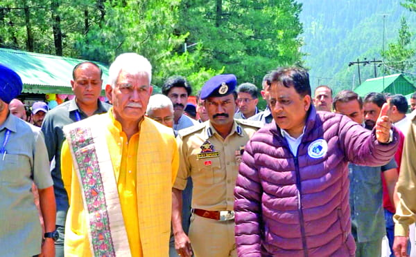 Lt-Governor-Sh-Manoj-Sinha-visited-Nunwan-Base-camp-at-Pahalgam-2