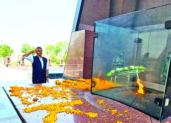 Kargil Vijay Diwas Gaurav pays tributes to Martyrs at Balidan Stambh