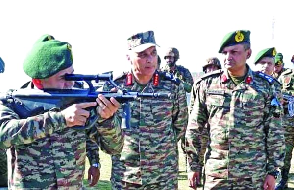 Upendra Dwivedi COAS visited forward locations of Chinar Corps (4)