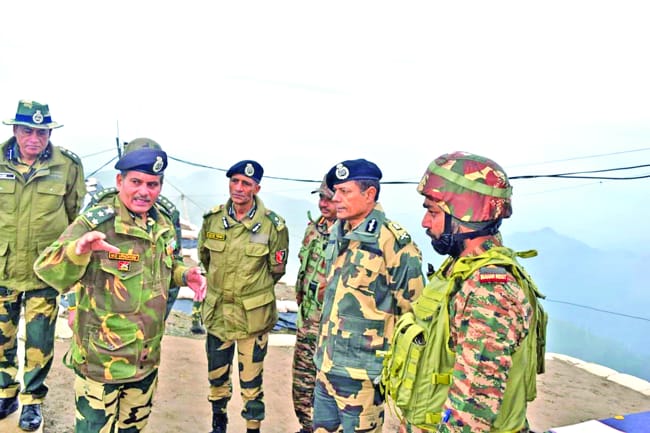 BSF DG visits forward areas along LoC to review operational preparedness (1)