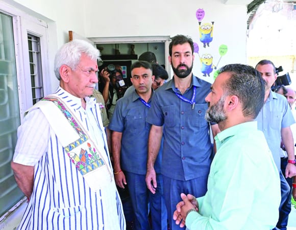 Lt Governor Sh Manoj Sinha visited Chotay Taray Foundation Centre at Bemina, Srinagar.