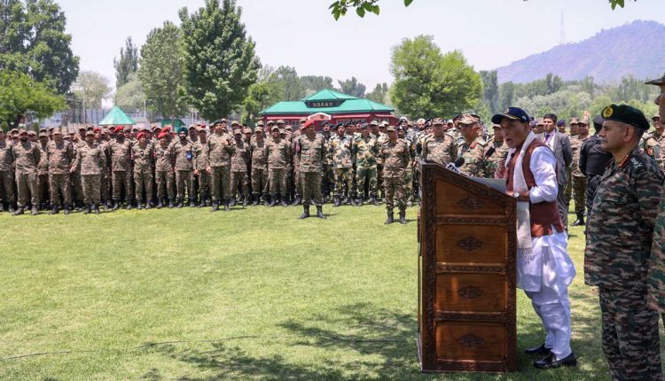 Rajnath Singh meeting soldiers in Srinagar (2)